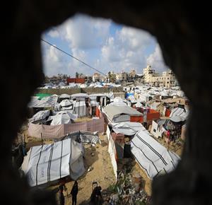 النازحون في الخيام يواصلون حياتهم اليومية في ظروف معيشية صعبة وأجواء الشتاء الباردة في مدينة غزة